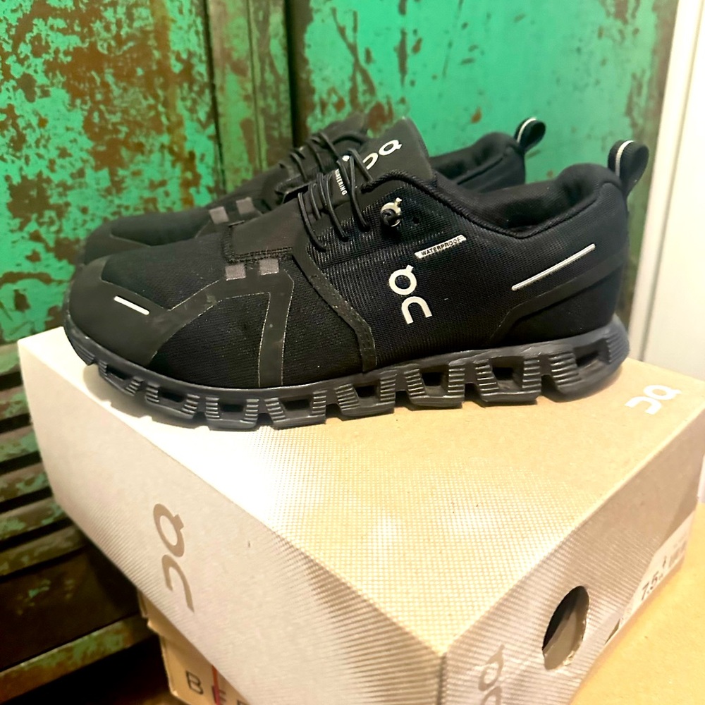 On Cloud . Cloud 5 waterproof running shoe. Size 7.5